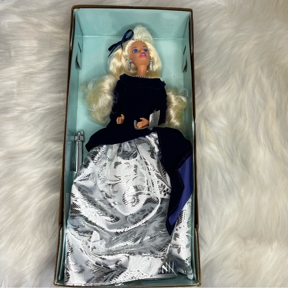 BARBIE X AVON Winter Velvet Barbie Avon Exclusive 1994